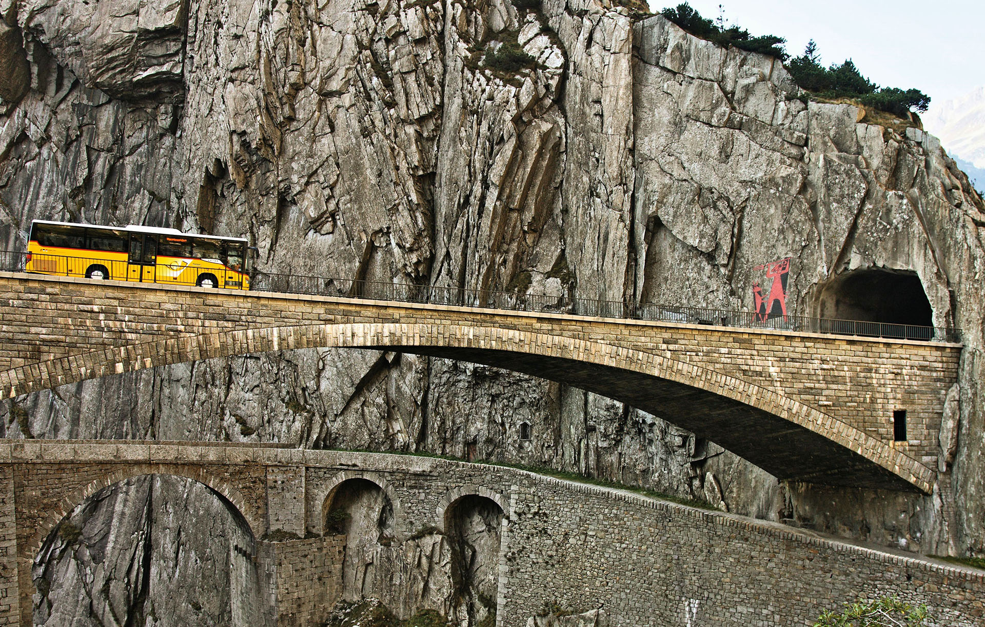 Postauto Alpenpässe
